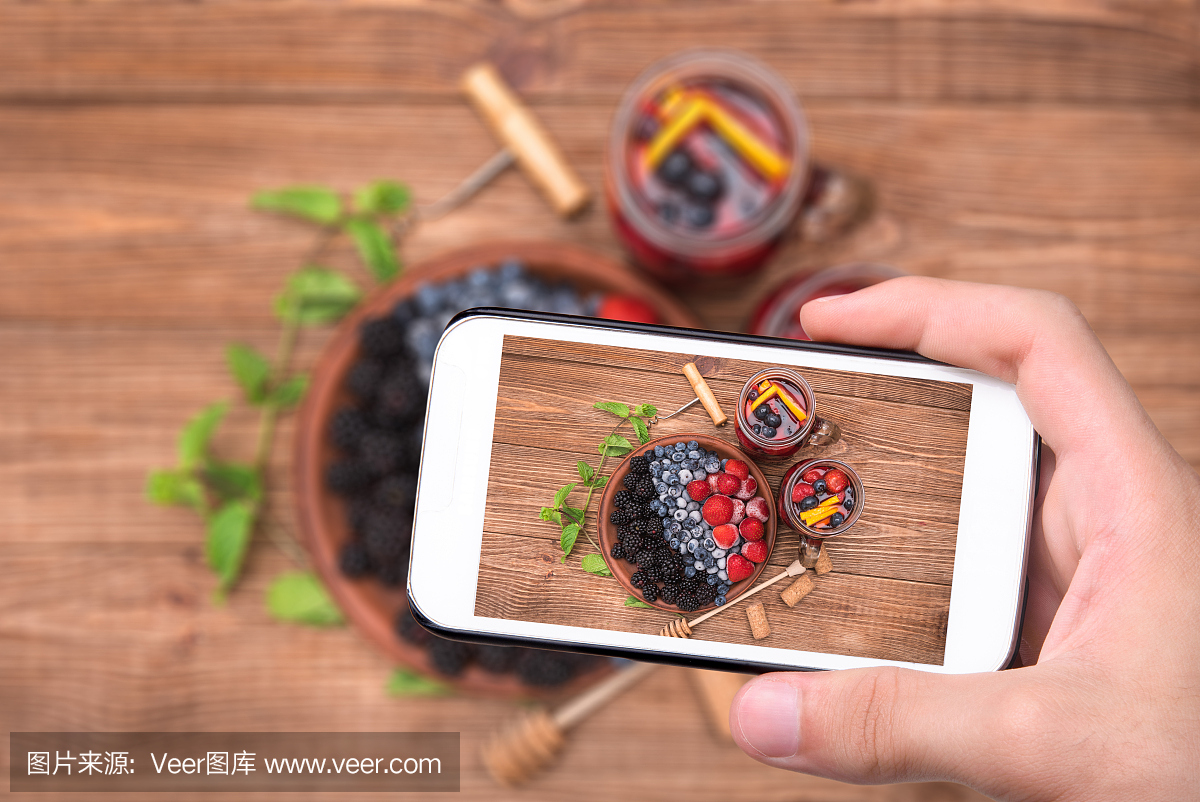 紅酒桑格利亞配新鮮漿果。