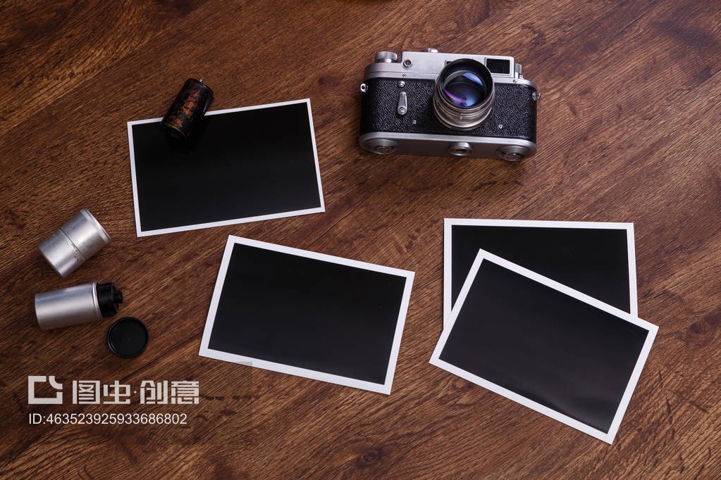 復(fù)古攝影機(jī)空白相框Vintage photo camera. Blank photo frames.